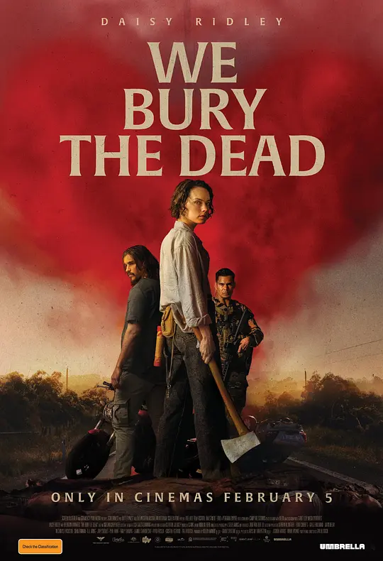 alt="电影《我们埋葬死者》(2024)宣传海报,呈现黛西·雷德利饰演的绝望妇女在墓地中的惊悚场景,展现尸体复活后令人毛骨悚然的恐怖氛围。"