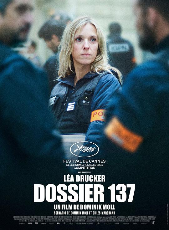 电影《137号案件》(2025)海报,女警史黛芬妮在抗议现场调查青年遭警枪击案,聚焦警察暴力与真相追寻的紧张氛围。