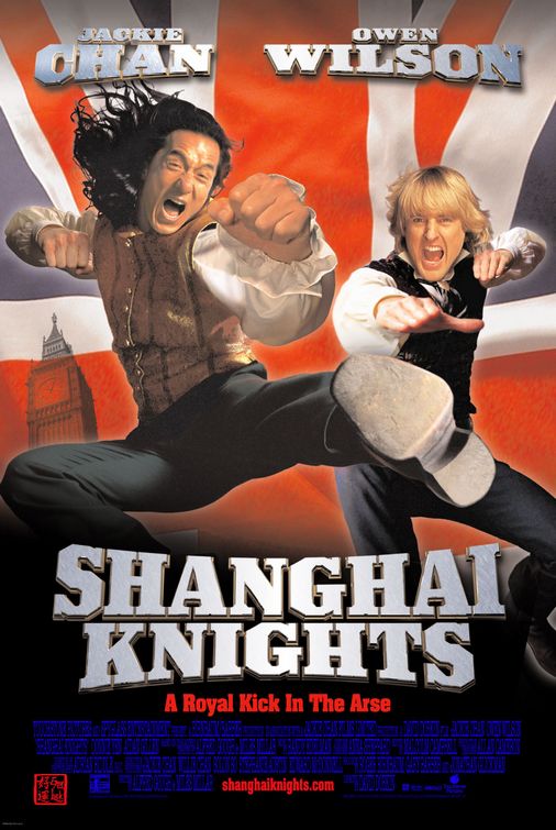 电影《上海正午2：上海骑士》(2003)海报，成龙与欧文·威尔逊在伦敦街头持枪对峙，中西合璧的喜剧冒险动作片。